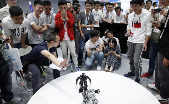 2018首屆中國“AI+”創(chuàng)新創(chuàng)業(yè)大賽：機器人格斗跳舞還會踢足球